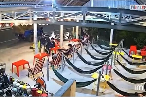 Đang ngồi uống nước, ba thiếu niên ở Long An bị chém nhập viện