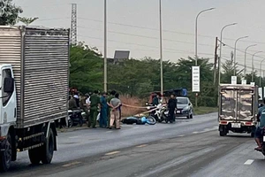 Nghe tiếng sét đánh, người đàn ông trên đường rước con giật mình té xe tử vong 