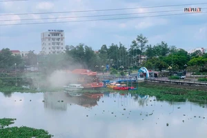 Du thuyền bốc cháy giữa trưa tại bến tàu Long An