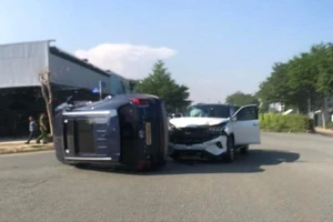 Va chạm giữa 2 ô tô ở trong khu dân cư, một xe lật nghiêng giữa đường