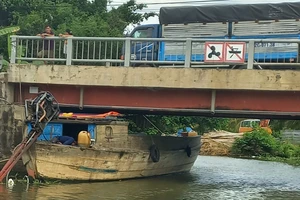 Xử lý không kịp khi qua cầu, người đàn ông lái ghe tử nạn