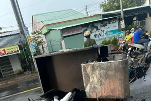 Xe ba gác mất lái tông xe máy, một phụ nữ tử vong