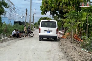 Bắt nghi phạm giết anh vợ rồi cố thủ trong nhà cùng con trai 11 tuổi