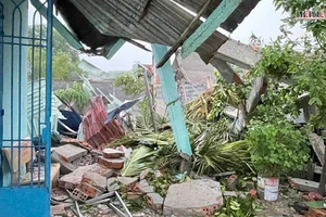 Mưa lớn gây sập hàng rào công ty, ba người thương vong ở Long An