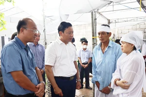 Lãnh đạo tỉnh Long An thăm hỏi gia đình có người tử vong vụ sập hàng rào