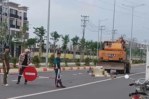Nam thanh niên 20 tuổi tử vong sau va chạm với xe múc đất