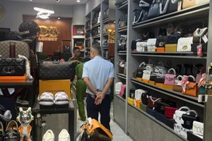 Long An: Phát hiện điểm kinh doanh hàng hiệu nghi giả trị giá gần 800 triệu đồng