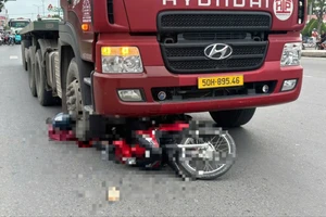 Một phụ nữ bị xe đầu kéo cán tử vong khi trở về nhà