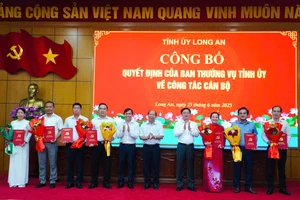 Tỉnh ủy Long An công bố các quyết định điều động cán bộ