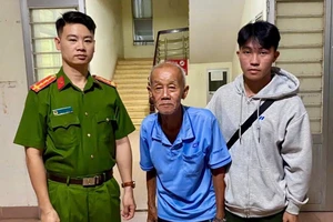 Cụ ông 77 tuổi đi lạc hơn 70 km được Công an hỗ trợ về với gia đình