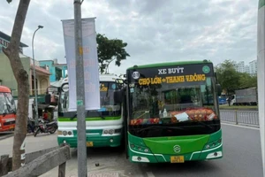 Camera ghi cảnh hai xe buýt tranh giành khách, chèn nhau trên quốc lộ 1