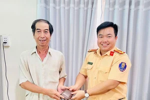 Trung tá CSGT tỉnh Tây Ninh nhặt được bóp chứa 10 triệu đồng, tìm người trả lại