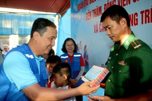 Đoàn đại biểu TP.HCM tặng quà trên đảo Hòn Chuối