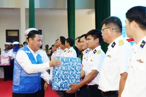 Đoàn công tác TP.HCM mang hơi ấm hậu phương đến đảo Phú Quốc