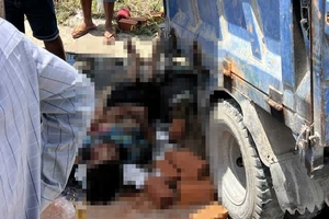 Ba gác chở gạch lật ngang, tài xế trẻ tử vong thương tâm