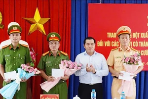 Thưởng nóng lực lượng phá án vụ cướp giật điện thoại phụ nữ khuyết tật