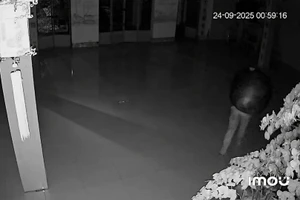 Camera ghi cảnh trộm chuông chùa khiến dư luận bức xúc