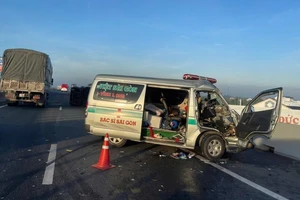 Tài xế xe cứu thương chấn thương nặng sau va chạm với xe tải trên cao tốc TP.HCM - Trung Lương