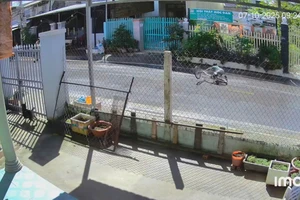 Bé trai 11 tuổi bị giật 140 tờ vé số, té ngã khi đạp xe đuổi theo