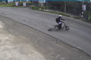 Camera ghi lại cảnh xe đạp điện độ chế bị rớt bánh, nam sinh ngã trên đường