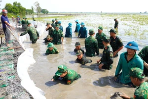 Tây Ninh: Lũ dâng cao, người dân Đồng Tháp Mười 'căng mình' chống lũ