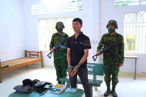 Giấu 16 khoanh vàng trong áo khoác, người đàn ông bị bắt tại cửa khẩu