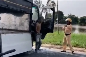 Tài xế ngáo đá chạy xe tải lạng lách, cầm dao tấn công CSGT