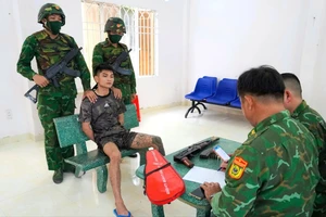 Phát hiện khẩu AK trong túi xách khách xuất cảnh ở cửa khẩu Mỹ Quý Tây