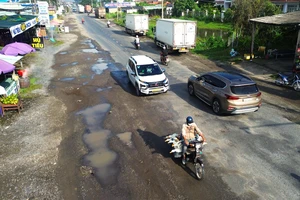 Chi 10 tỉ đồng sửa Quốc lộ 62, người dân lo như “muối bỏ bể”