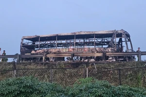 Xe khách giường nằm cháy trơ khung lúc rạng sáng trên cao tốc TP.HCM – Trung Lương