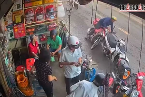 Phẫn nộ clip người đàn ông bị đạp ngã ra đường trước khi ô tô lao tới