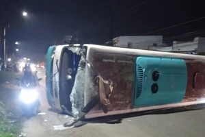 Xe chở công nhân lật ngang vì né xe máy ngã, nhiều người bị thương