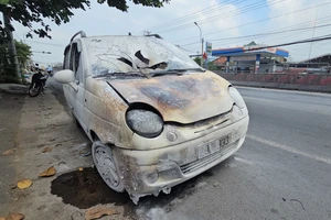 Ô tô bất ngờ bốc cháy dữ dội trước cây xăng trên quốc lộ 1