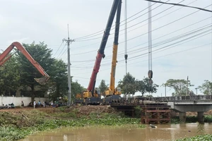 Xe cẩu vượt tải gấp 4 lần, cầu tạm ở Tây Ninh sập trong đêm