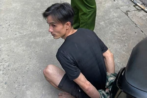 Vờ hỏi mua vàng rồi giật dây chuyền của tiệm bỏ chạy