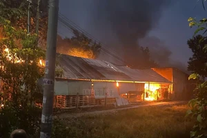 Cháy cục sạc điện thoại dự phòng gây hỏa hoạn tại xưởng gỗ ở Tây Ninh