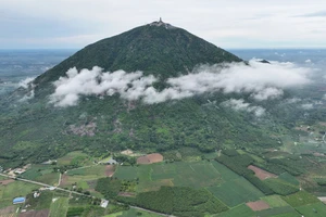 Ba ngày đầu năm, liên tiếp cứu hộ du khách đuối sức khi leo Núi Bà Đen