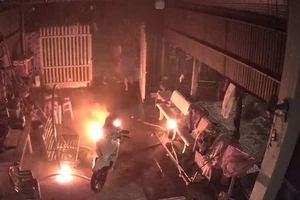 Tưới xăng châm lửa sau mâu thuẫn tình cảm, hai người nguy kịch