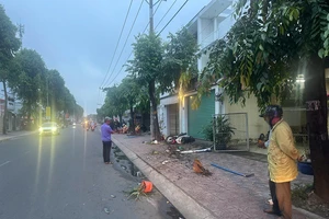 Xe máy mất lái lao lên vỉa hè, 2 thanh niên thương vong 