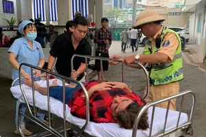 CSGT mở đường trên cao tốc, cứu người đàn ông bệnh tim nguy kịch