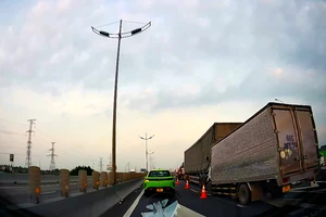 Va chạm giữa xe đầu kéo và xe tải trên cao tốc, tài xế xe tải tử vong