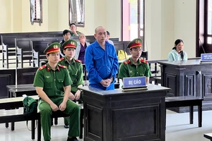 Bị cắt đứt quan hệ, người đàn ông khóa cổng truy sát tình cũ