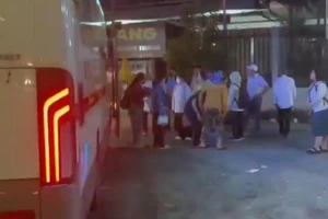 Xe khách lạng lách truy đuổi xe tải, hành khách hoảng loạn van xin xuống xe