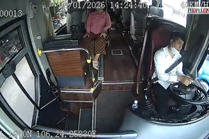 Clip tài xế ô tô khách bấm điện thoại khi lái xe gây va chạm với xe tải