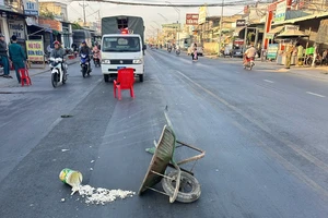 Đẩy xe rùa qua đường, cụ ông 76 tuổi tử vong sau va chạm ô tô