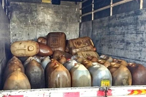 Bắt quả tang xe tải bán 810 lít dầu DO trái phép ở biên giới Tây Ninh