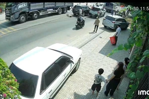 Clip ghi cảnh tài xế xe bán tải kè xe rồi đánh gục tài xế ô tô 7 chỗ