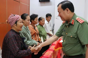 Thượng tướng Lê Tấn Tới trao 900 phần quà xuân nơi biên giới Tây Ninh