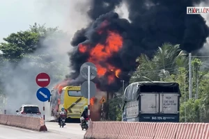 Xe khách giường nằm bốc cháy dữ dội gần cầu Cổ Chiên, hành khách thoát nạn