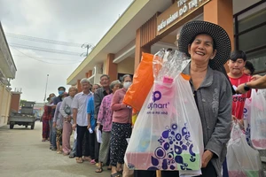 Tây Ninh: 350 suất quà, 150 gói khám sức khỏe đến tay người dân dịp Tết